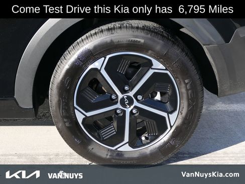 Certified 2025 Kia Niro EX image 9