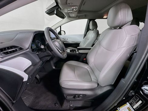 Used 2026 Toyota Sienna XLE FWD image 21