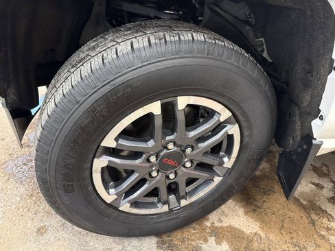 Used 2024 Toyota Tacoma TRD Sport w/ TRD Sport Upgrade Package image 4