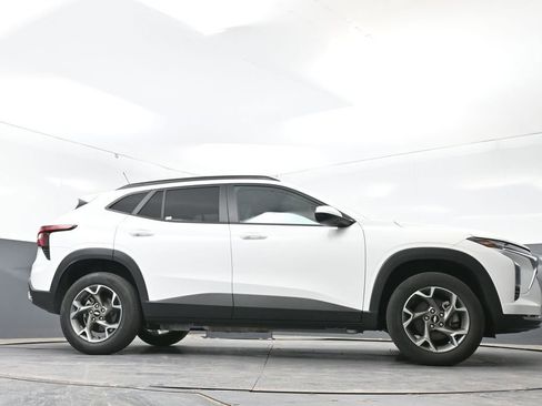 Used 2025 Chevrolet Trax LT FWD image 51