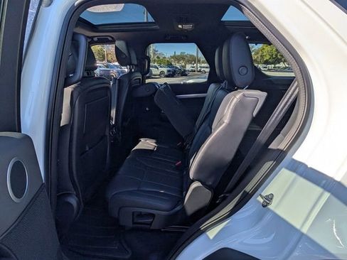 Used 2020 Land Rover Discovery Landmark image 9