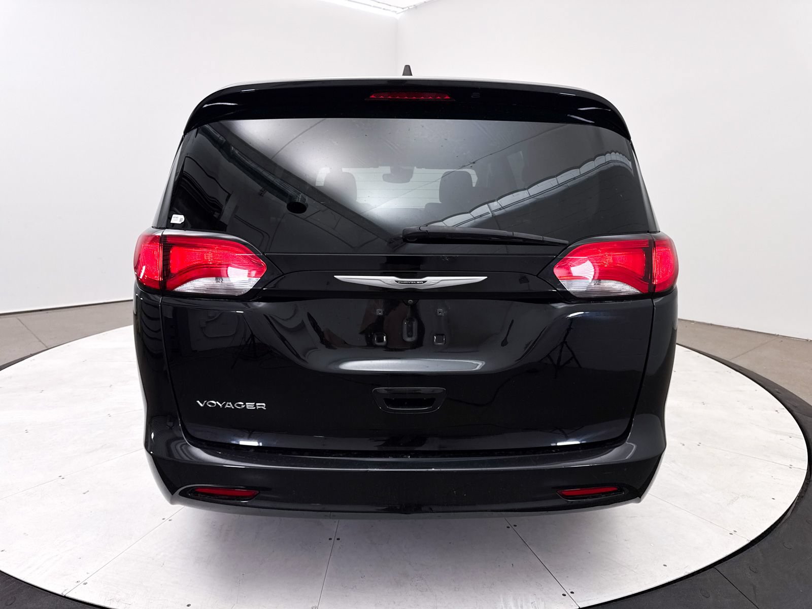 Used 2023 Chrysler Voyager LX FWD image 15