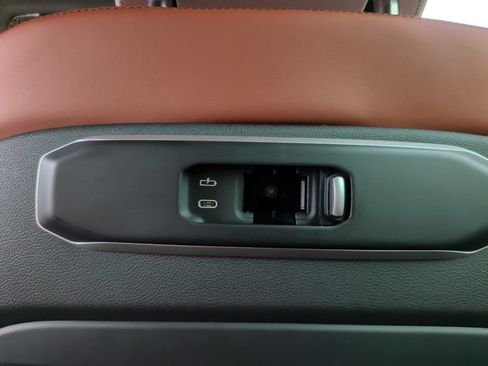 Used 2025 BMW X5 xDrive40i w/ Executive Package image 37