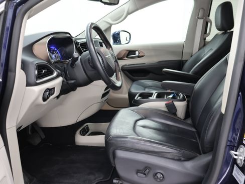 Used 2017 Chrysler Pacifica Touring-L FWD image 8