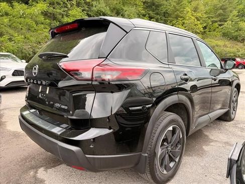 Used 2024 Nissan Rogue SV w/ SV Premium Package AWD/4WD image 3