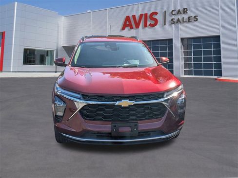 Used 2025 Chevrolet Trax LT w/ LT Convenience Package image 2