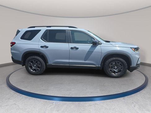 Used 2025 Honda Pilot TrailSport image 4