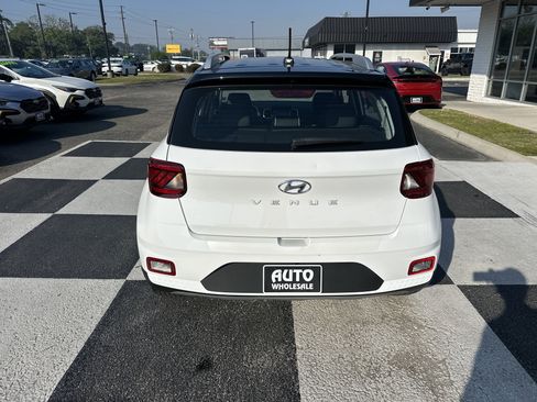 Used 2024 Hyundai Venue Limited image 4
