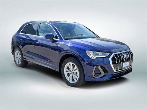 Certified 2025 Audi Q3 2.0T Premium AWD/4WD image 2