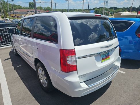 Used 2014 Chrysler Town & Country Touring FWD image 4
