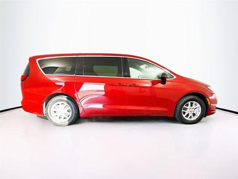 Used 2025 Chrysler Pacifica Select FWD image 36