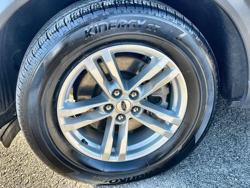 Used 2023 Ford Explorer XLT image 12