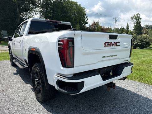 Used 2024 GMC Sierra 2500 AT4 w/ Technology Package AWD/4WD image 12