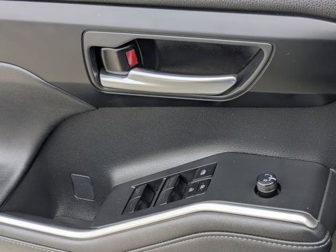 Used 2023 Toyota Highlander XLE image 25