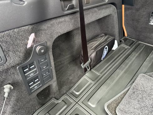 Used 2018 Land Rover Discovery HSE AWD/4WD image 25