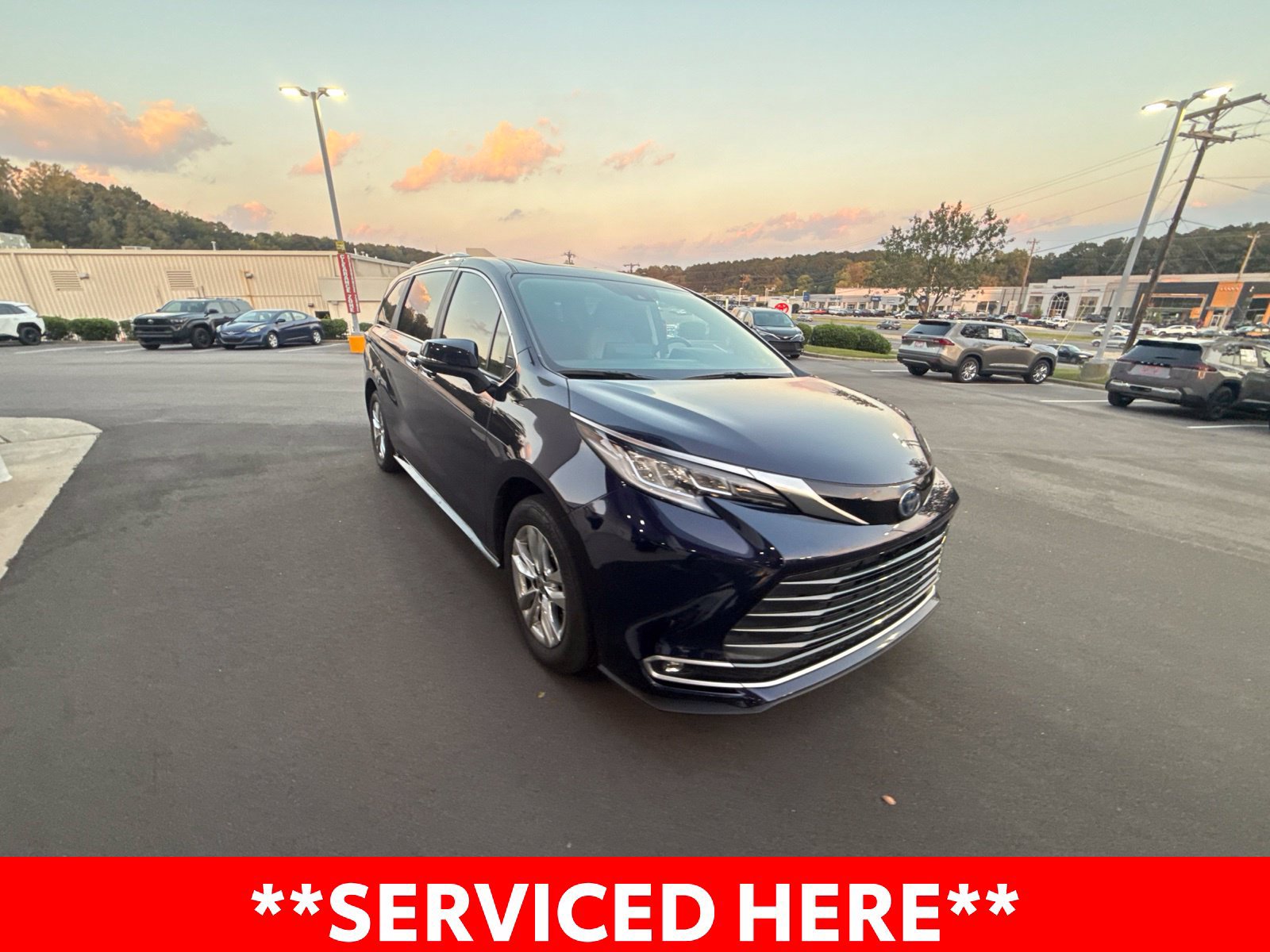 Used 2024 Toyota Sienna Limited FWD image 5