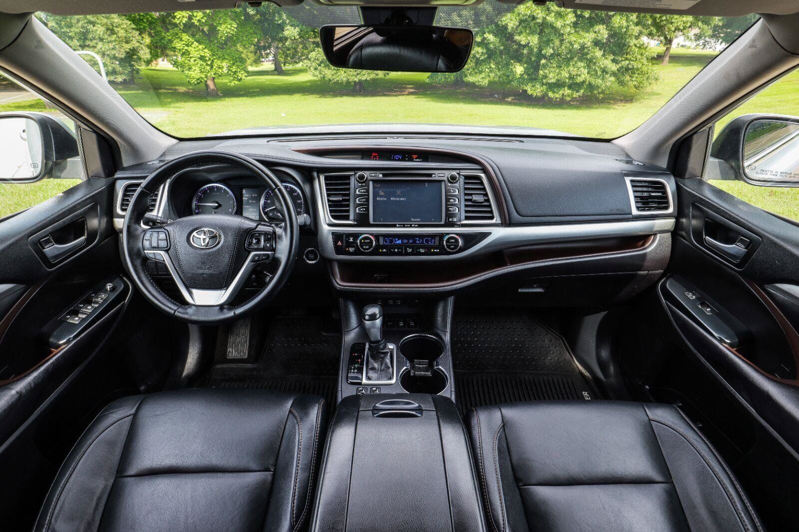 Used 2018 Toyota Highlander XLE AWD/4WD image 2