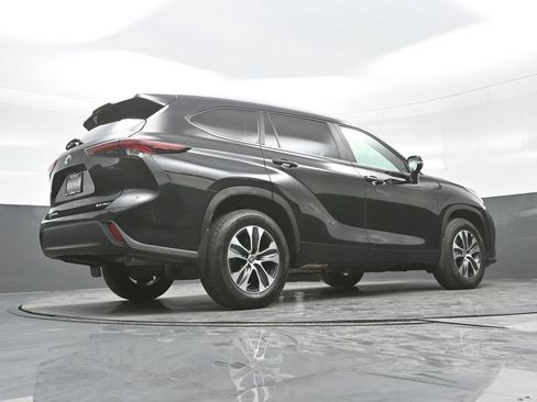 Used 2025 Toyota Highlander XLE AWD/4WD image 29