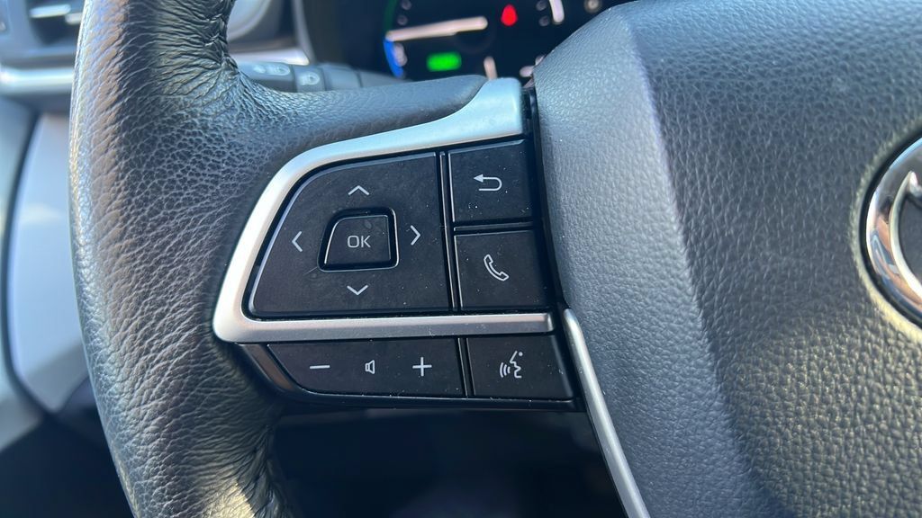 Certified 2025 Toyota Sienna XLE FWD image 21