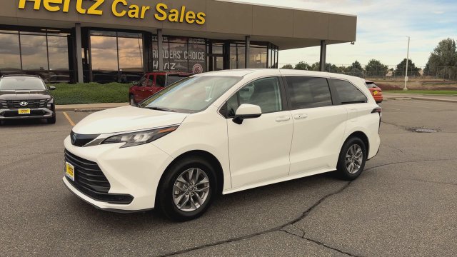Used 2024 Toyota Sienna LE FWD image 4