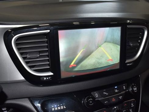 Certified 2025 Chrysler Pacifica Select image 15