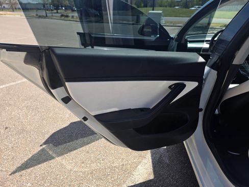 Used 2018 Tesla Model 3 Long Range image 23