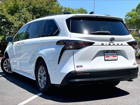 Used 2023 Toyota Sienna XLE FWD image 11