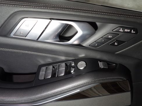 Used 2021 BMW X7 xDrive40i w/ M Sport Package image 11