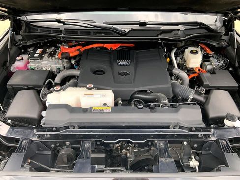 Used 2024 Toyota Sequoia Capstone AWD/4WD image 30
