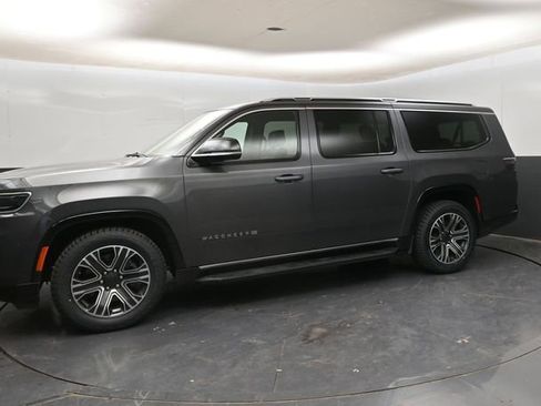 Used 2024 Jeep Wagoneer L Series II RWD image 4