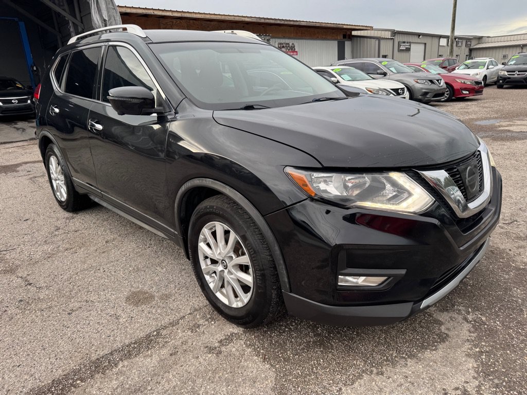 Used 2017 Nissan Rogue SV w/ SV Premium Package FWD image 2