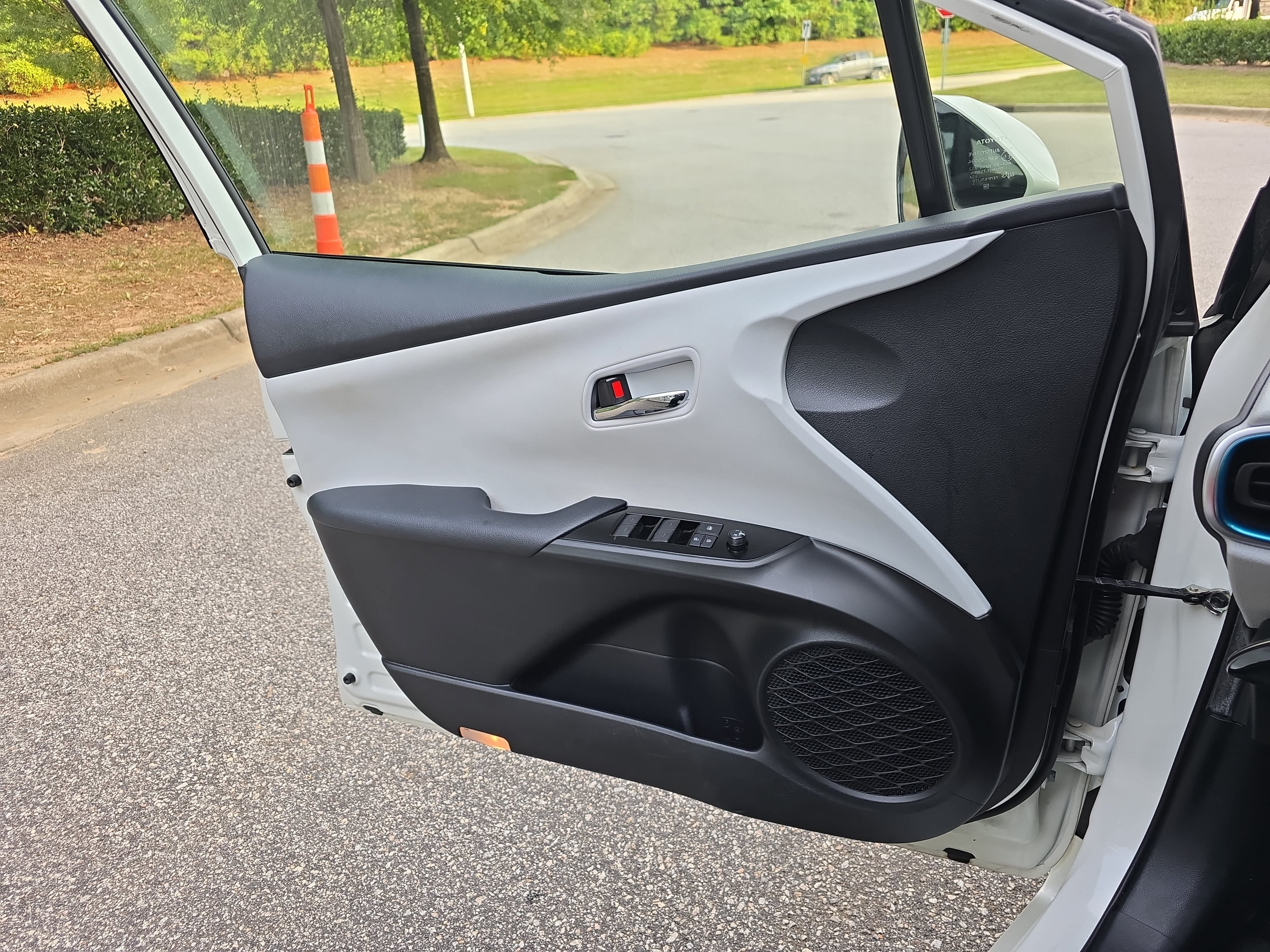 Used 2019 Toyota Prius XLE FWD image 25