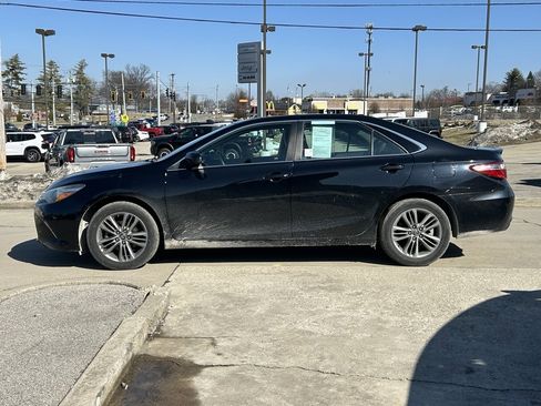 Used 2017 Toyota Camry SE image 9