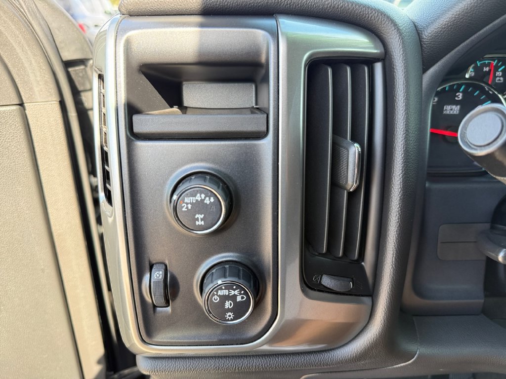 Used 2018 Chevrolet Silverado 1500 LT w/ LT Eassist Package AWD/4WD image 24