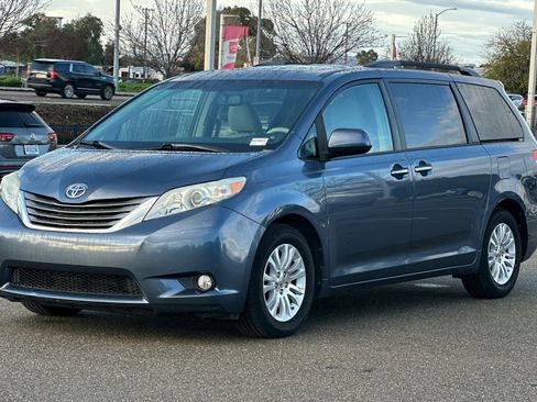 Used 2013 Toyota Sienna XLE image 8