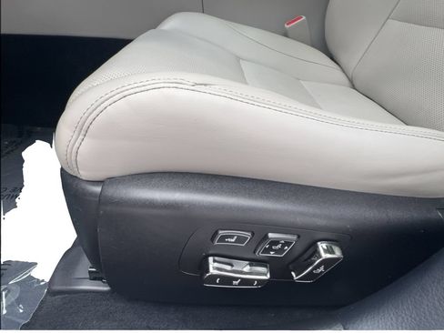 Used 2015 Lexus LS 460 w/ Ultra Luxury Package RWD image 23