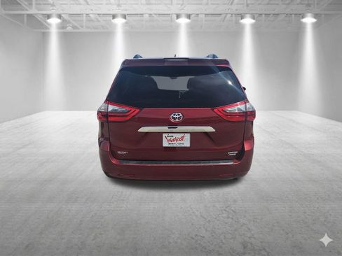 Used 2020 Toyota Sienna Limited Premium image 4
