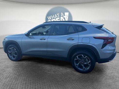 Certified 2025 Chevrolet Trax LT w/ Driver Confidence Package FWD image 7