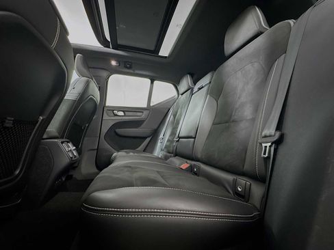 Used 2021 Volvo XC40 T5 R-Design image 23