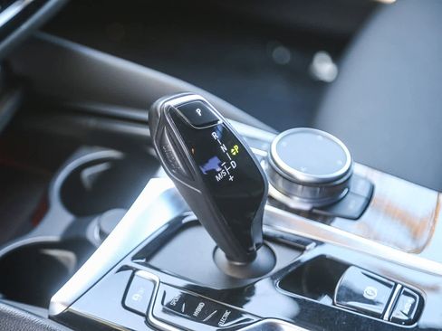 Used 2023 BMW 530e w/ Convenience Package image 16