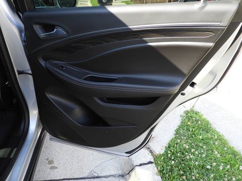 Used 2019 Buick Envision Essence FWD image 34