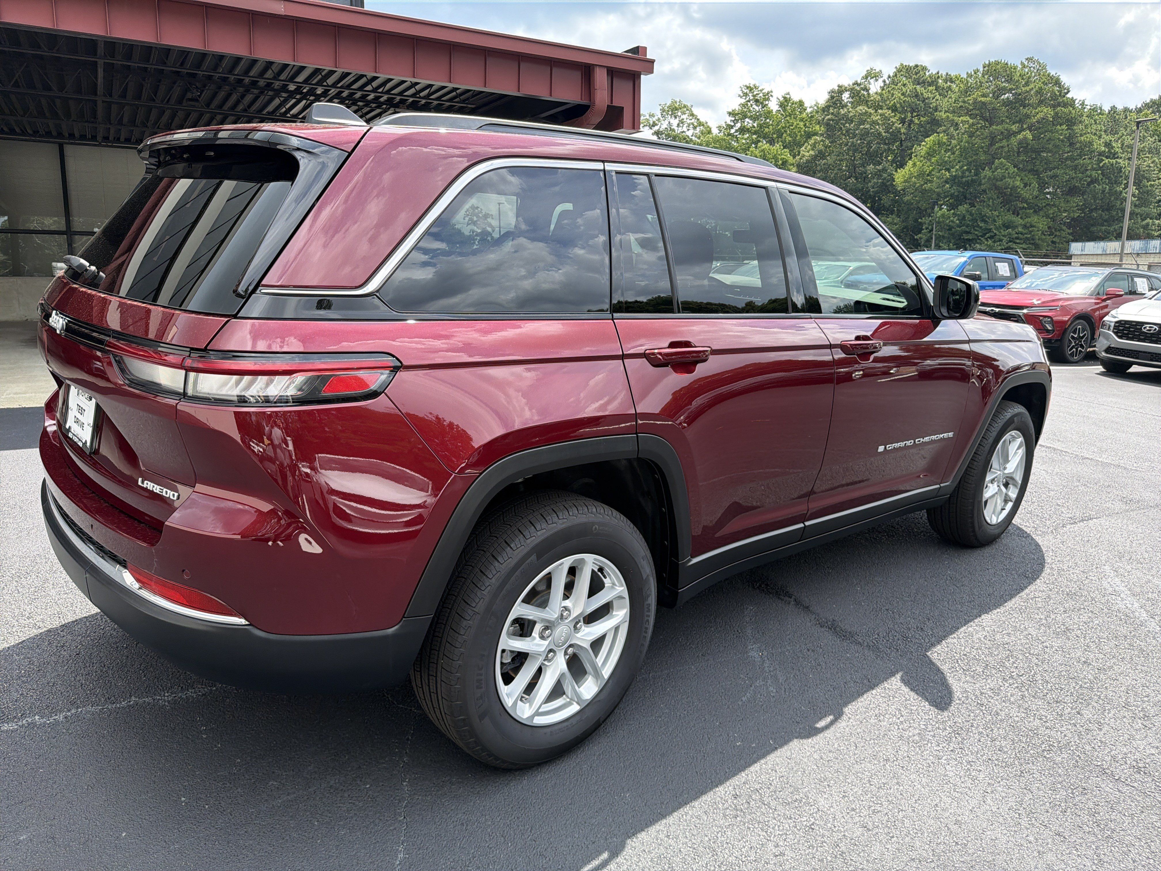 Used 2025 Jeep Grand Cherokee Laredo X RWD image 7