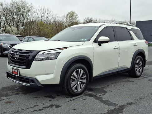 Certified 2023 Nissan Pathfinder SL w/ Black Appearance Package AWD/4WD image 3