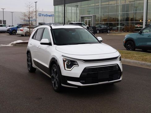 Used 2024 Kia Niro EX Touring image 2