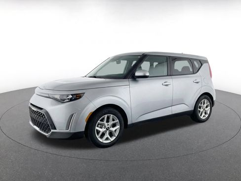 Used 2025 Kia Soul LX w/ LX Technology Package FWD image 3