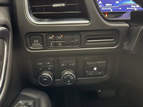 Used 2022 Chevrolet Suburban RST w/ Sport Performance Package image 22