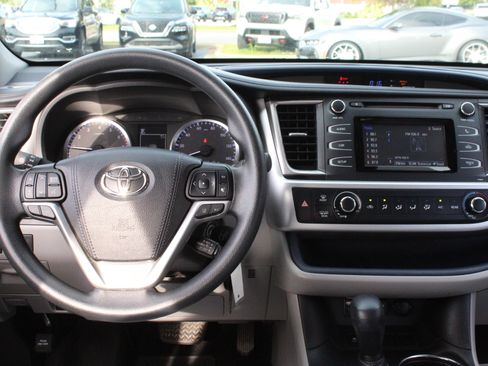 Used 2019 Toyota Highlander LE FWD image 21