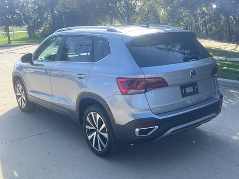 Certified 2024 Volkswagen Taos SE w/ Panoramic Sunroof Package image 8