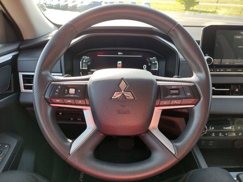 Used 2023 Mitsubishi Outlander ES image 6