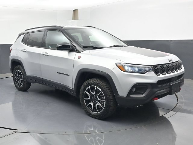 Used 2025 Jeep Compass Trailhawk AWD/4WD image 2